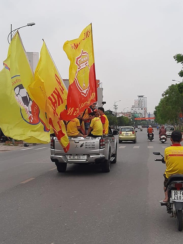 Sao HAGL thích thú khi thấy cổ động viên Nam Định diễu hành, hát hò từ sáng trước trận cầu đặc biệt - Ảnh 3.