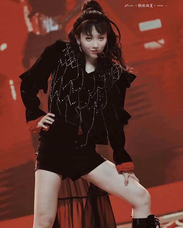 Tomboy hot nhất Thanh Xuân Có Bạn bùng nổ Weibo vì để tóc dài nhưng bị netizen tới tấp chê không hợp - Ảnh 6. Tomboy hot nhất Thanh Xuân Có Bạn bùng nổ Weibo vì để tóc dài nhưng bị netizen tới tấp chê không hợp - Ảnh 6.