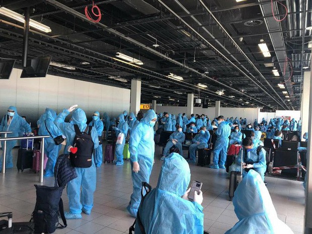 Sân bay Tân Sơn Nhất đón hơn 300 công dân Việt Nam từ châu Âu, châu Phi - Ảnh 1. Sân bay Tân Sơn Nhất đón hơn 300 công dân Việt Nam từ châu Âu, châu Phi - Ảnh 1.