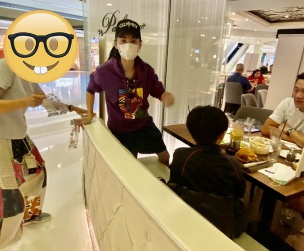 Lộ ảnh Trương Bá Chi đưa con đi ăn cùng một người đàn ông trung niên nhưng hành động khi bị phát hiện của cô mới đáng chú ý - Ảnh 5.