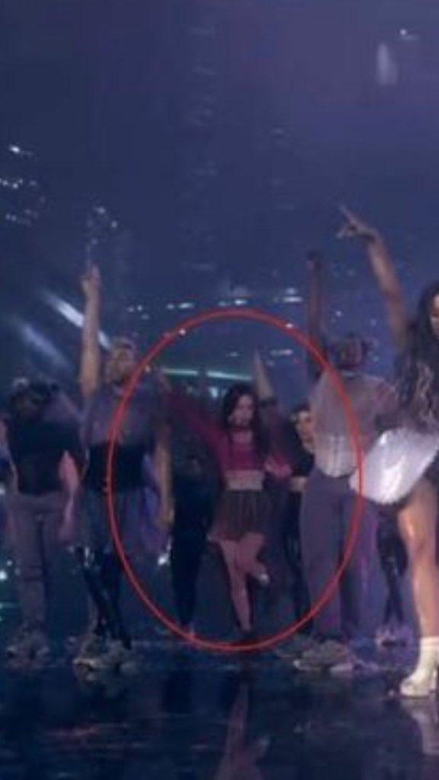 Sửng sốt khi BLACKPINK bất ngờ xuất hiện trong MV Rain On Me với vai trò... vũ công phụ hoạ cho Lady Gaga và Ariana Grande? - Ảnh 3.