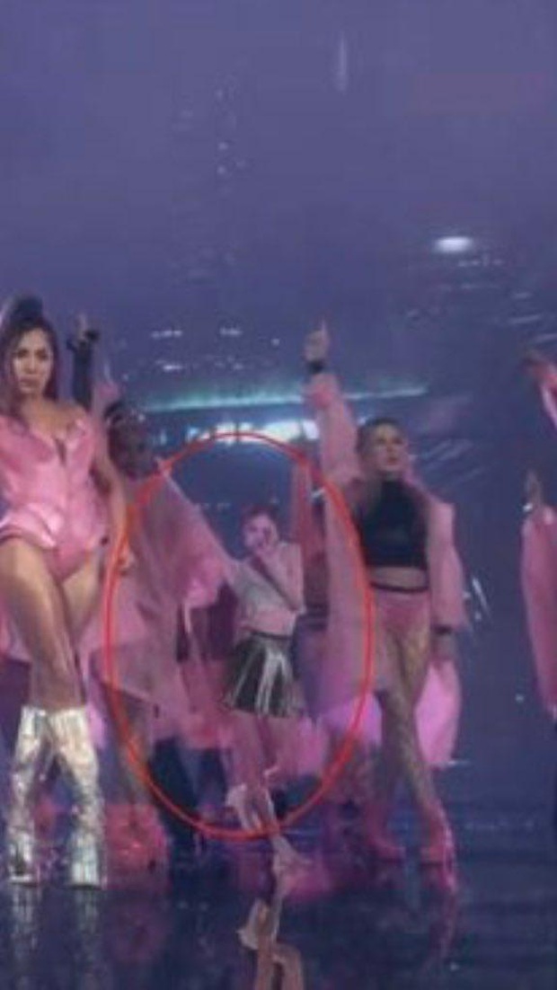 Sửng sốt khi BLACKPINK bất ngờ xuất hiện trong MV Rain On Me với vai trò... vũ công phụ hoạ cho Lady Gaga và Ariana Grande? - Ảnh 5.