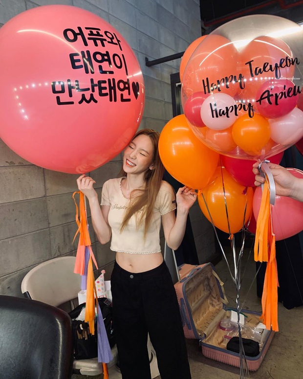 Cùng sở hữu vòng eo nhỏ không tưởng và chăm diện crop top, Taeyeon luôn tinh tế còn Ngọc Trinh thì hên xui - Ảnh 2.