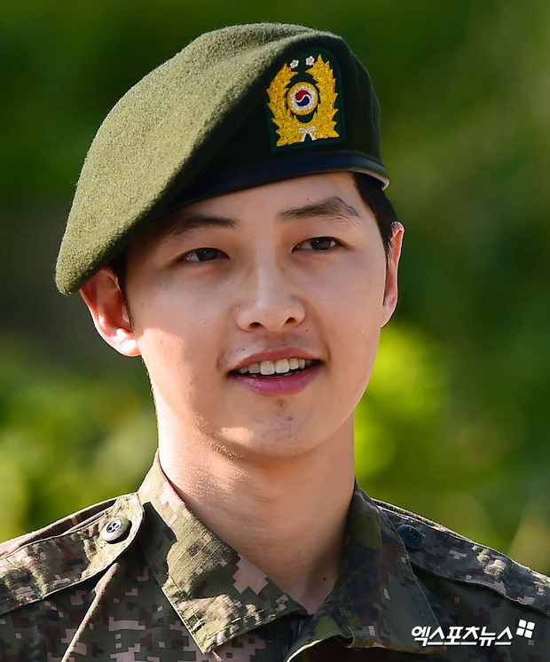 Song Joong Ki gây sốt vì ảnh nhập ngũ như cảnh phim 5 năm trước, hình tại ngũ huyền thoại của Hyun Bin bỗng bị đem ra so sánh - Ảnh 7.