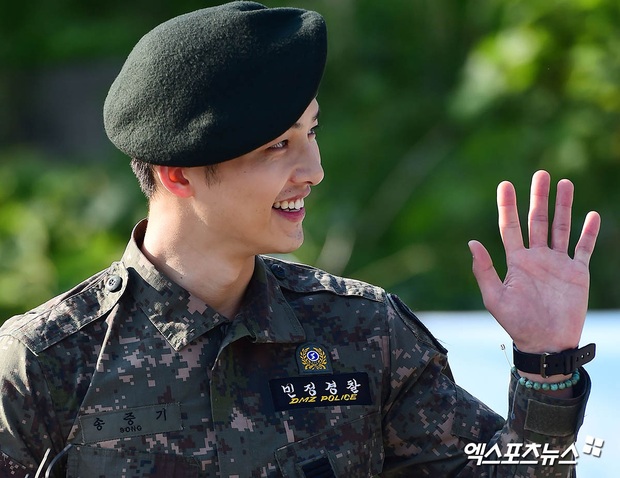 Song Joong Ki gây sốt vì ảnh nhập ngũ như cảnh phim 5 năm trước, hình tại ngũ huyền thoại của Hyun Bin bỗng bị đem ra so sánh - Ảnh 4.