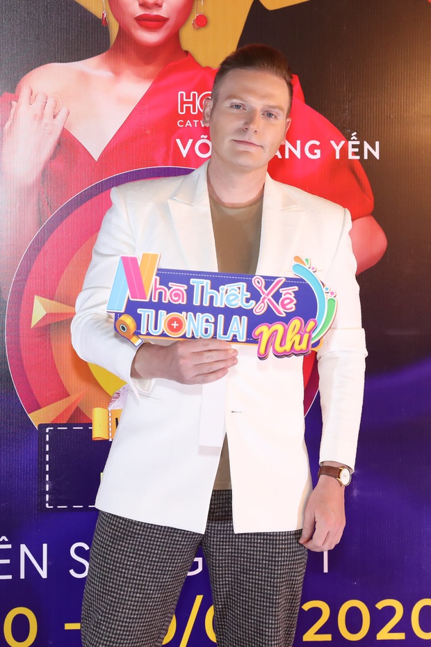 Võ Hoàng Yến sexy quyền lực, Hương Giang đeo kính đen, cần người dìu vào họp báo - Ảnh 12.