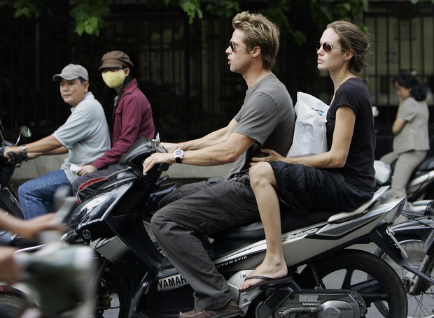 Netizen xôn xao vì ảnh Angelina Jolie - Brad Pitt vi vu ở TP.HCM 14 năm trước, choáng trước nhan sắc cặp đôi ngoài đời - Ảnh 4.