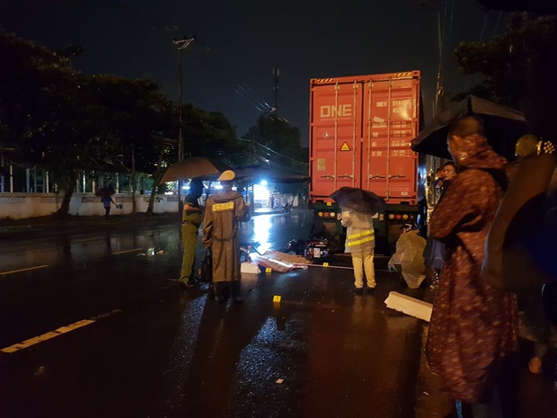 Tông vào đuôi container, nam bảo vệ chết thảm trên đường đi làm giữa đêm mưa - Ảnh 1.