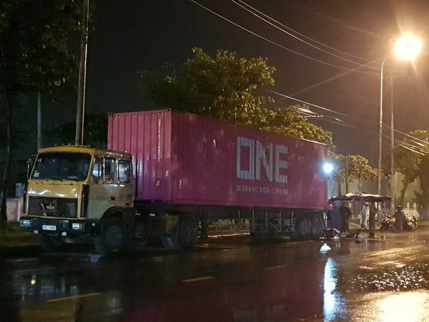 Tông vào đuôi container, nam bảo vệ chết thảm trên đường đi làm giữa đêm mưa - Ảnh 2.
