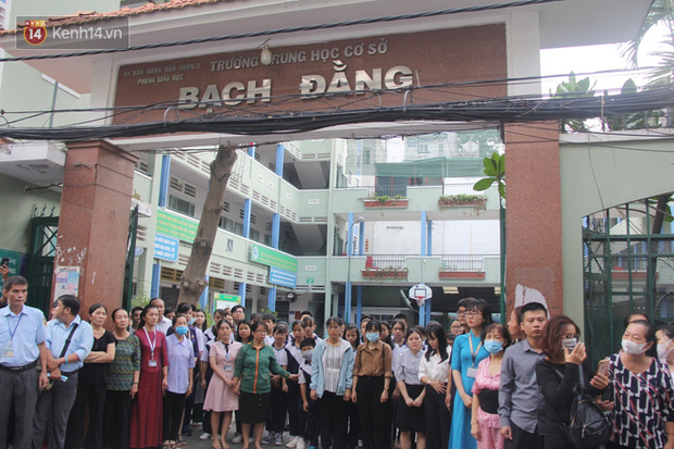 Trời lất phất mưa trong buổi đến trường cuối cùng của cậu học sinh lớp 6, hàng trăm người xót xa tiễn em về cõi vĩnh hằng - Ảnh 12. Trời lất phất mưa trong buổi đến trường cuối cùng của cậu học sinh lớp 6, hàng trăm người xót xa tiễn em về cõi vĩnh hằng - Ảnh 12.