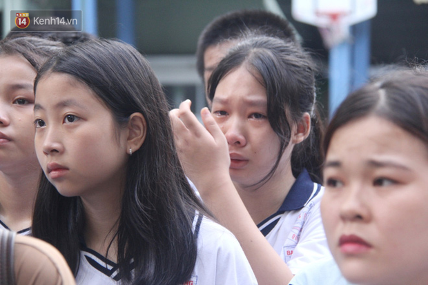 Trời lất phất mưa trong buổi đến trường cuối cùng của cậu học sinh lớp 6, hàng trăm người xót xa tiễn em về cõi vĩnh hằng - Ảnh 10. Trời lất phất mưa trong buổi đến trường cuối cùng của cậu học sinh lớp 6, hàng trăm người xót xa tiễn em về cõi vĩnh hằng - Ảnh 10.