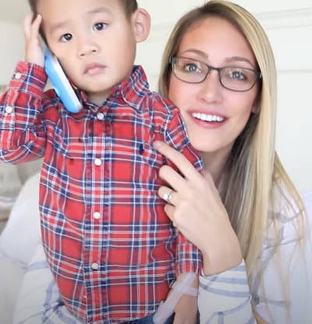 Nhận nuôi em bé tự kỷ, kiếm bộn tiền nhờ đứa trẻ rồi đẩy cho người khác nuôi, cặp vợ chồng YouTuber khiến cư dân mạng phẫn nộ tột cùng - Ảnh 1. Nhận nuôi em bé tự kỷ, kiếm bộn tiền nhờ đứa trẻ rồi đẩy cho người khác nuôi, cặp vợ chồng YouTuber khiến cư dân mạng phẫn nộ tột cùng - Ảnh 1.