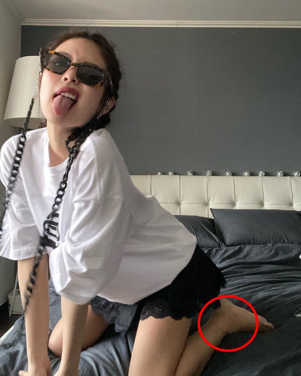 Jennie khoe BST ảnh, fan vui mừng chưa được bao lâu thì lo sốt vó vì phát hiện dấu hiệu lạ trên chân của nữ idol - Ảnh 2.