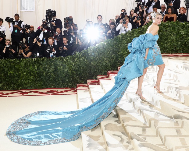 20 bộ cánh khó quên nhất Met Gala thập kỷ qua: Toàn bà hoàng với công chúa đẹp phát khóc, tội nhất cô Kim lưu danh muôn đời với bộ váy ghế sofa - Ảnh 22.