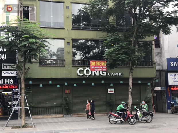 Phố kinh doanh sầm uất tại Hà Nội đồng loạt đóng cửa treo biển sang nhượng, cho thuê cửa hàng do ảnh hưởng bởi dịch COVID-19 - Ảnh 2.