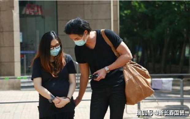 Bản sao Cổ Thiên Lạc đưa vợ đi khám thai sau scandal ngoại tình ồn ào, netizen vẫn phẫn nộ không tha thứ - Ảnh 2.