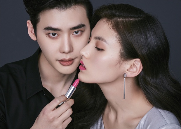 Fan girl khóc thét trước bộ ảnh cực tình của Lee Jong Suk và nữ phụ đang hot của “Quân Vương Bất Diệt” - Ảnh 4.