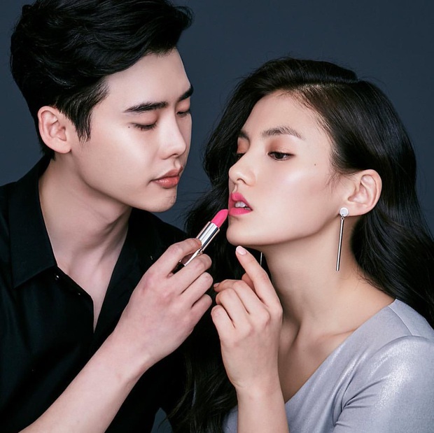 Fan girl khóc thét trước bộ ảnh cực tình của Lee Jong Suk và nữ phụ đang hot của “Quân Vương Bất Diệt” - Ảnh 5.