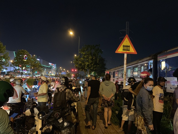 Trăm người dân hiếu kì theo dõi vụ người đàn ông bị tàu hoả kéo lê hàng chục mét tử vong ở Sài Gòn - Ảnh 3. Trăm người dân hiếu kì theo dõi vụ người đàn ông bị tàu hoả kéo lê hàng chục mét tử vong ở Sài Gòn - Ảnh 3.