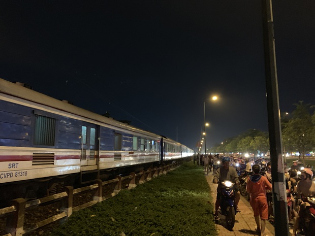 Trăm người dân hiếu kì theo dõi vụ người đàn ông bị tàu hoả kéo lê hàng chục mét tử vong ở Sài Gòn - Ảnh 2. Trăm người dân hiếu kì theo dõi vụ người đàn ông bị tàu hoả kéo lê hàng chục mét tử vong ở Sài Gòn - Ảnh 2.