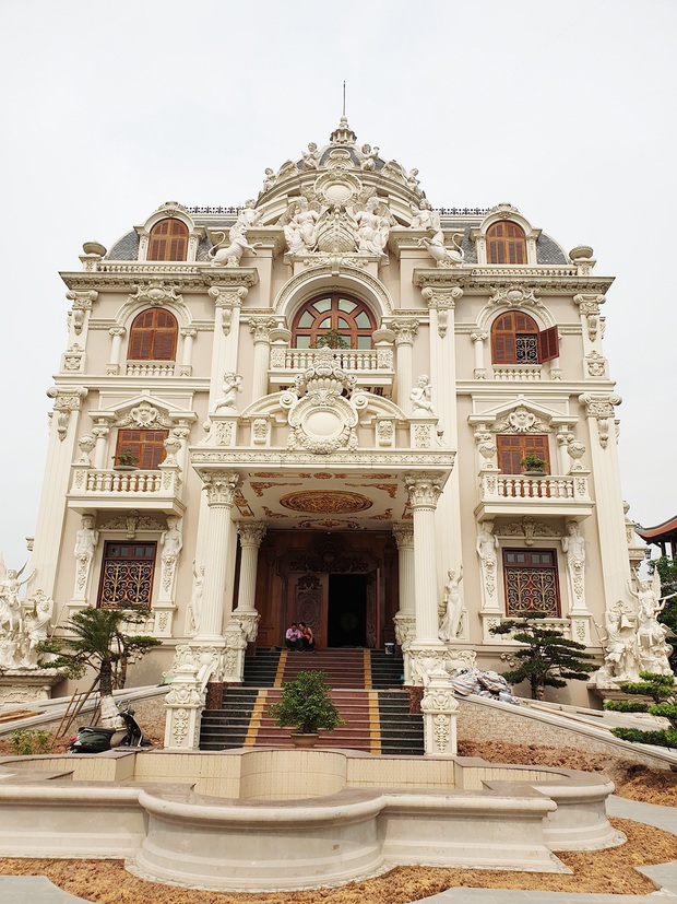 Choáng váng trước tòa lâu đài xây gần 10 năm của triệu phú Nam Định, ngày cưới cô dâu nhận vương miện 100 cây vàng - Ảnh 3. Choáng váng trước tòa lâu đài xây gần 10 năm của triệu phú Nam Định, ngày cưới cô dâu nhận vương miện 100 cây vàng - Ảnh 3.