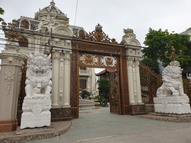 Choáng váng trước tòa lâu đài xây gần 10 năm của triệu phú Nam Định, ngày cưới cô dâu nhận vương miện 100 cây vàng - Ảnh 4. Choáng váng trước tòa lâu đài xây gần 10 năm của triệu phú Nam Định, ngày cưới cô dâu nhận vương miện 100 cây vàng - Ảnh 4.