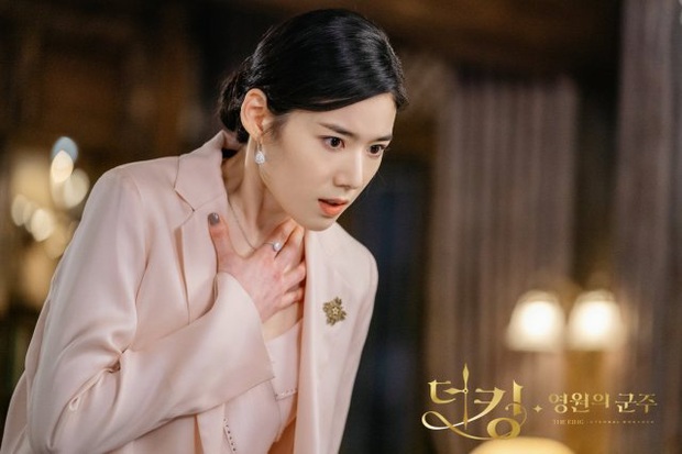Giải mã 9 tình tiết ở Quân Vương Bất Diệt tập 13: Lee Min Ho xuyên không đường nào, Kim Go Eun vì sao hôn nam phụ? - Ảnh 2.