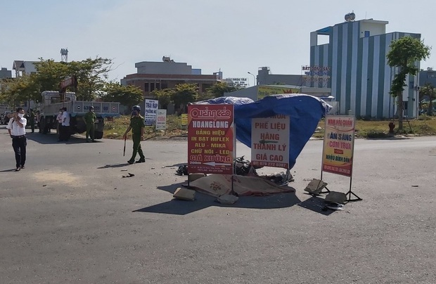 A 70-year-old American tourist was hit by a deadly truck on the streets of Da Nang on a motorcycle - Photo 1.