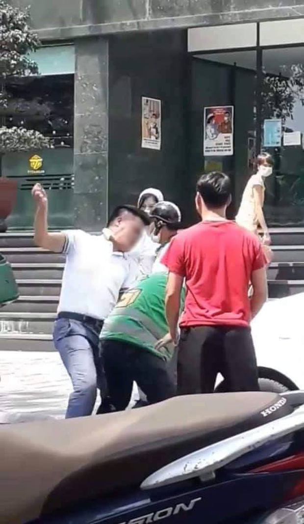 Hanoi: The car driver attacked the male carrier after a traffic collision, the incident only ended when there was an intervention by a girl - Photo 1.