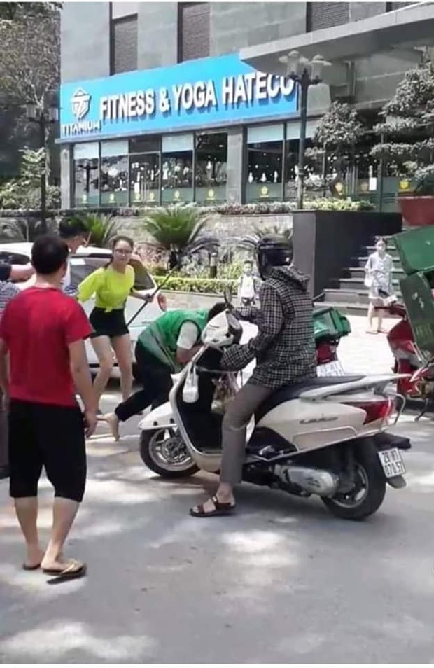 Hanoi: A car driver assaulted a male shipper after a traffic collision, the incident only ended when there was an intervention by a girl - Photo 3.