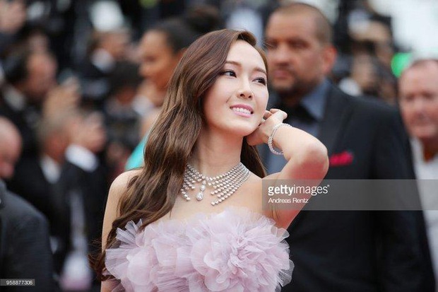 Tội Jessica, cứ đi sự kiện quốc tế là bị bóc sạch nhan sắc thật: Ảnh PTS khác hẳn thực tế, sốc nhất là 2 lần ở Cannes - Ảnh 11.
