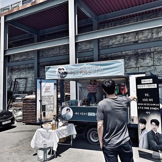 3 lần Yêu Tinh Gong Yoo và Thần Chết Lee Dong Wook mượn xe cà phê để khoe ân ái, khi nào comeout đây hai anh? - Ảnh 3. 3 lần Yêu Tinh Gong Yoo và Thần Chết Lee Dong Wook mượn xe cà phê để khoe ân ái, khi nào comeout đây hai anh? - Ảnh 3.