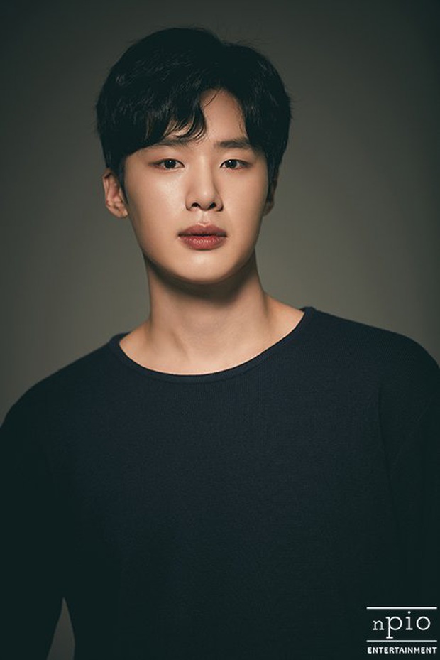 Profile trùm chăn dắt Kim Dong Hee của Extracurricular: Bàn tay vàng chọn toàn phim bom tấn, thủ khoa debut đến từ ông lớn JYP - Ảnh 3. Profile trùm chăn dắt Kim Dong Hee của Extracurricular: Bàn tay vàng chọn toàn phim bom tấn, thủ khoa debut đến từ ông lớn JYP - Ảnh 3.