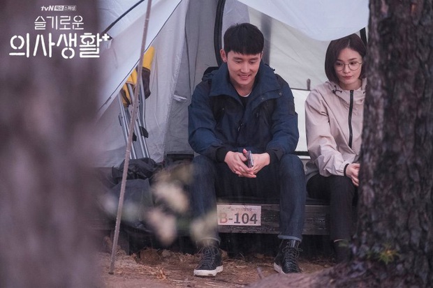 5 đôi được ship mạnh nhất Hospital Playlist: Friendzone 20 năm là quá đủ, ai cũng cầu tới ngày Jo Jung Suk tỏ tình - Ảnh 5.