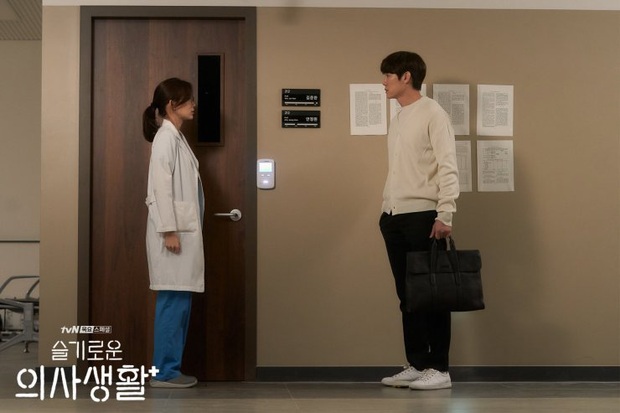 5 đôi được ship mạnh nhất Hospital Playlist: Friendzone 20 năm là quá đủ, ai cũng cầu tới ngày Jo Jung Suk tỏ tình - Ảnh 3.