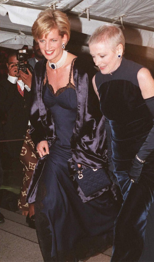 24 năm trước, Công nương Diana từng khiến cả thế giới phải sốc khi cả gan diện váy 2 dây sexy phá luật hoàng gia đến Met Gala - Ảnh 4.