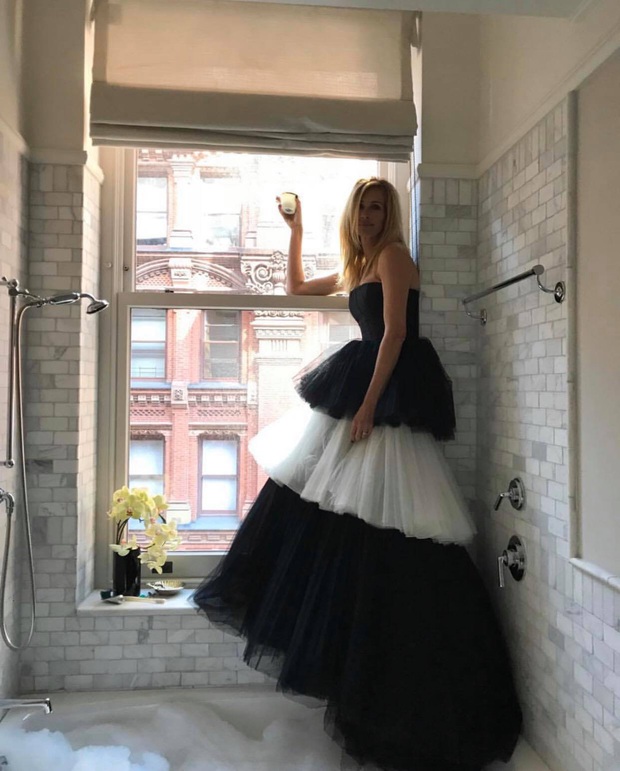 Cười mệt nghỉ Met Gala 2020 tại gia của dàn sao Hollywood: Katy Perry cực độc, mỹ nhân Mean Girls lồng lộn ra... chuồng gà - Ảnh 10. Cười mệt nghỉ Met Gala 2020 tại gia của dàn sao Hollywood: Katy Perry cực độc, mỹ nhân Mean Girls lồng lộn ra... chuồng gà - Ảnh 10.