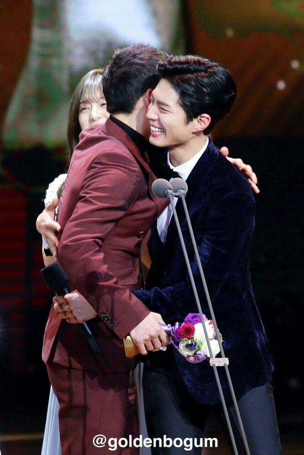 Quan hệ kỳ lạ của Song Joong Ki - Park Bo Gum: Như anh em ruột khóc vì nhau, dự cả đám cưới nhưng khác hẳn sau vụ ly dị? - Ảnh 14.