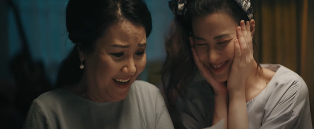 Đông Nhi kể lại câu chuyện đời mình từ khi sinh ra, đến khi trưởng thành và làm mẹ trong MV mới khiến ai xem cũng rưng rưng nước mắt - Ảnh 8. Đông Nhi kể lại câu chuyện đời mình từ khi sinh ra, đến khi trưởng thành và làm mẹ trong MV mới khiến ai xem cũng rưng rưng nước mắt - Ảnh 8.