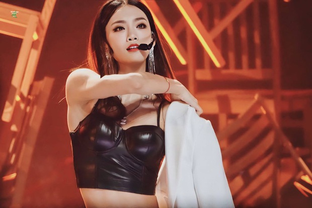 Dàn học trò ít nổi bật của Lisa bất ngờ bùng nổ nhan sắc: Sexy nghẹt thở, tomboy khiến chị em xịt máu mũi - Ảnh 6. Dàn học trò ít nổi bật của Lisa bất ngờ bùng nổ nhan sắc: Sexy nghẹt thở, tomboy khiến chị em xịt máu mũi - Ảnh 6.