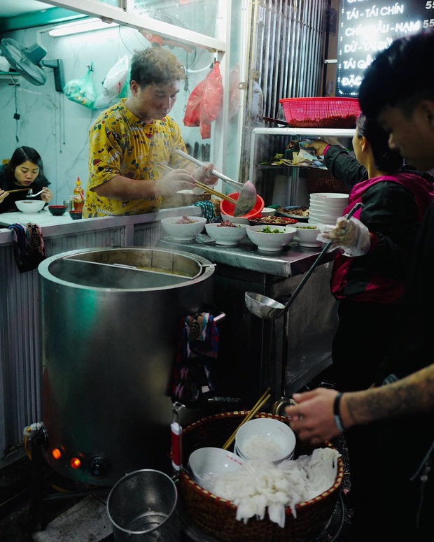 Phở Hà Nội nổi tiếng thì ai cũng biết, nhưng chỉ có 6 quán từng được lên báo nước ngoài, khách Tây đến thử đông nghịt - Ảnh 8.