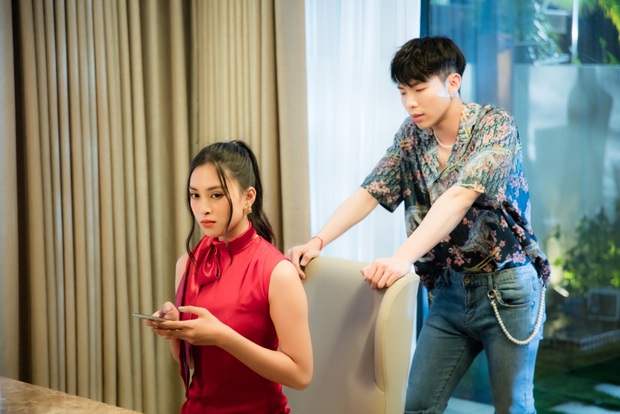 Clip: Tiểu Vy say sưa cover hit mới của Erik nhưng chệch đi vài nhịp - Ảnh 3.