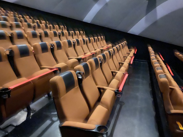 Khán giả đi coi phim ngày đầu tiên rạp mở cửa trở lại: Lượng ghế cắt một nửa, giãn cách triệt để từ nhân viên đến người xem - Ảnh 12.