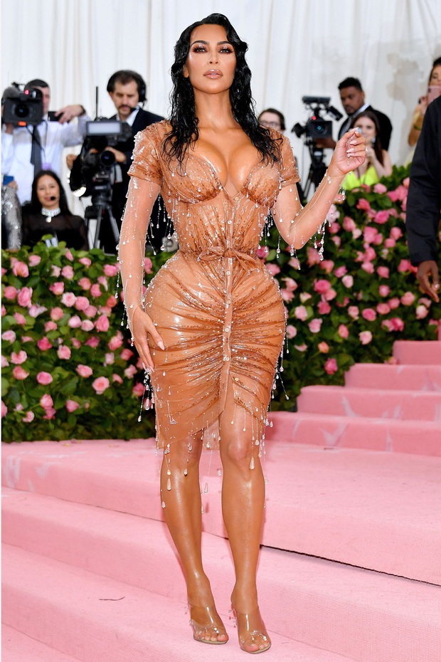 Kim Kardashian qua 7 mùa Met Gala: Đẹp dần đều dù váy vóc ngày càng bó chịt - Ảnh 7.