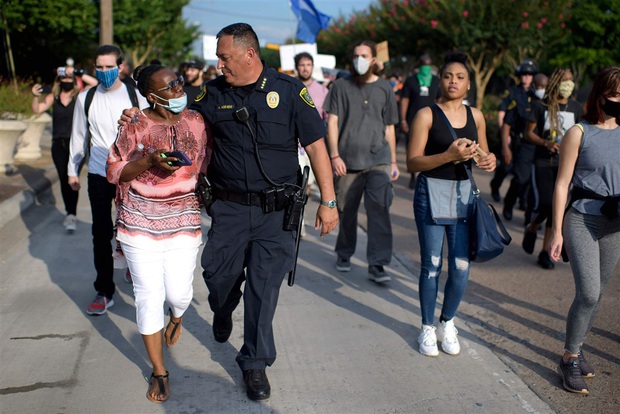 Nhiều cảnh sát Mỹ bất ngờ bỏ dùi cui, quỳ gối đồng hành cùng người biểu tình để tưởng niệm nạn nhân bị cảnh sát chẹt cổ Ch?t - Ảnh 4.