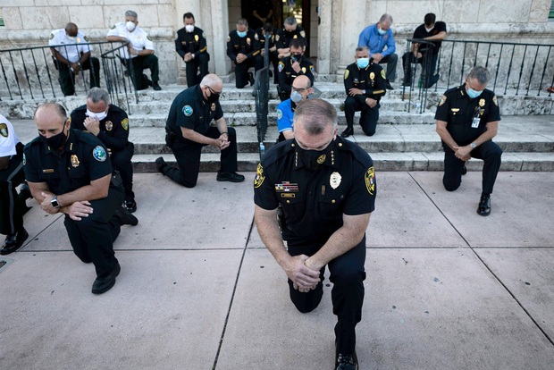 Nhiều cảnh sát Mỹ bất ngờ bỏ dùi cui, quỳ gối đồng hành cùng người biểu tình để tưởng niệm nạn nhân bị cảnh sát chẹt cổ Ch?t - Ảnh 3.