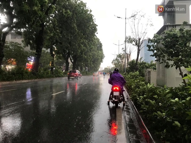 Mây đen giăng kín bầu trời, mưa giông giải nhiệt cho Hà Nội sau đợt nắng nóng kinh hoàng - Ảnh 14.