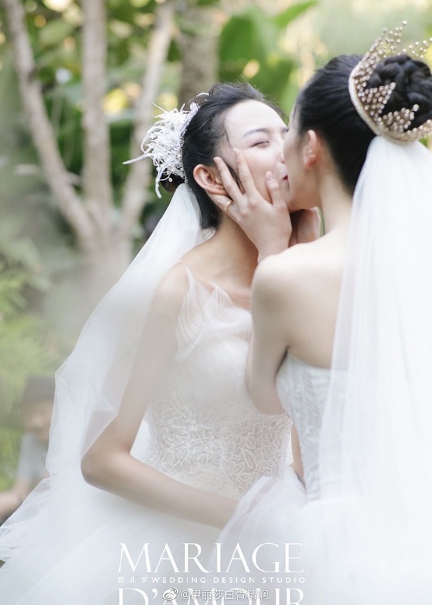 Đám cưới hot nhất Cbiz: Học trò Mai Siêu Phong kết hôn với bạn gái đồng tính, ảnh cuối khiến ai cũng xúc động nhoà lệ - Ảnh 4.