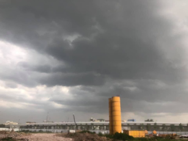 Mây đen giăng kín bầu trời, mưa giông giải nhiệt cho Hà Nội sau đợt nắng nóng kinh hoàng - Ảnh 7.