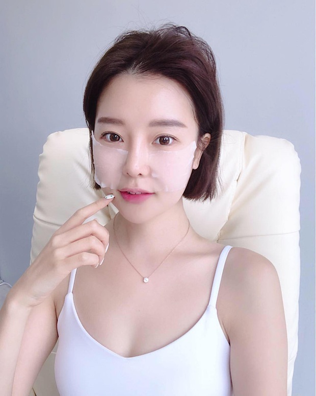 Bậc thầy làm đẹp của Nhật Bản qua đời ở tuổi 76, truyền lại cho phái đẹp toàn cầu bước skincare cải lão hoàn đồng chỉ trong 3 phút - Ảnh 5. Bậc thầy làm đẹp của Nhật Bản qua đời ở tuổi 76, truyền lại cho phái đẹp toàn cầu bước skincare cải lão hoàn đồng chỉ trong 3 phút - Ảnh 5.